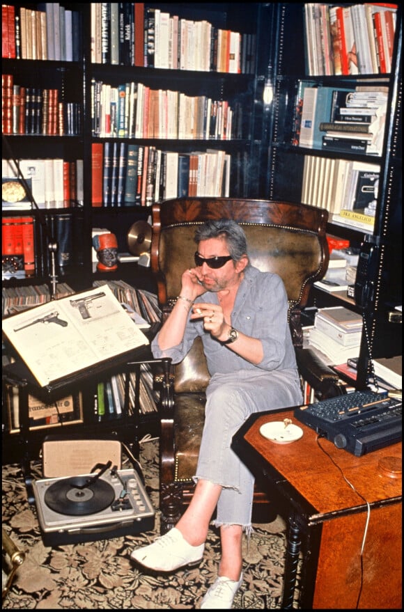 Serge Gainsbourg chez lui, rue de Verneuil, à Paris, en 1989.