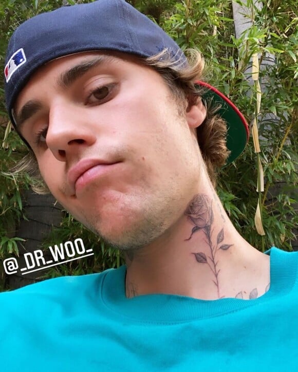 Justin Bieber dévoile son nouveau tatouage, une imposante fleur dans le cou. Une pièce réalisée par l'artiste Dr. Woo.