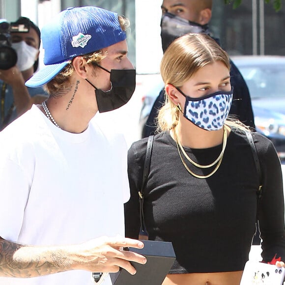 Hailey Baldwin et son homme Justin Bieber dans les rues de Beverly Hills, le 25 août 2020.