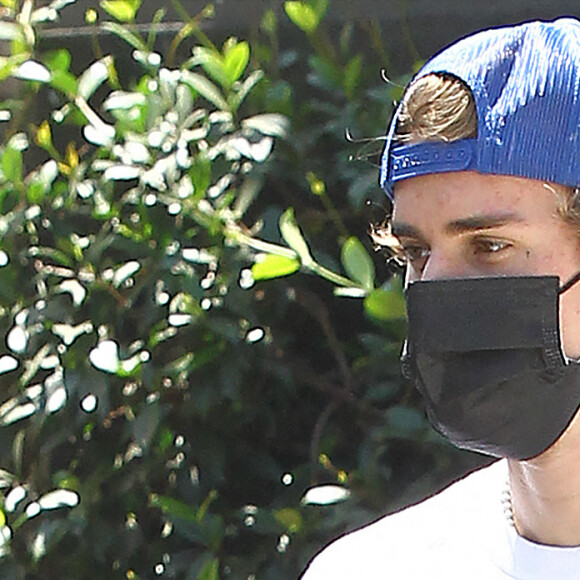 Hailey Baldwin et son homme Justin Bieber dans les rues de Beverly Hills, le 25 août 2020.
