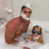 Chris Hemsworth se baigne avec un de ses jumeaux.