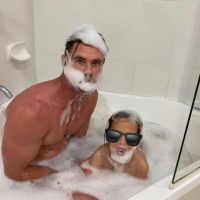 Chris Hemsworth : Le papa super-héros, surpris au bain avec son fils