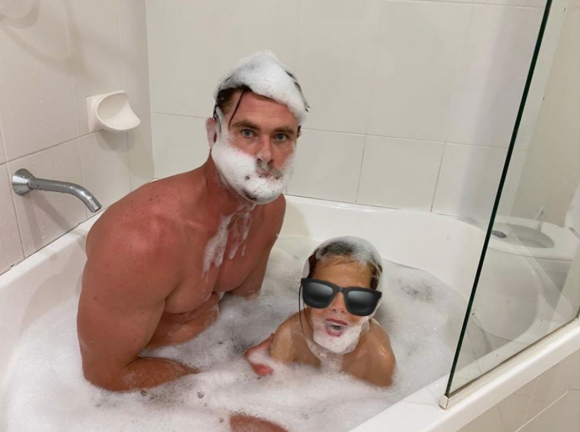 Chris Hemsworth se baigne avec un de ses jumeaux.