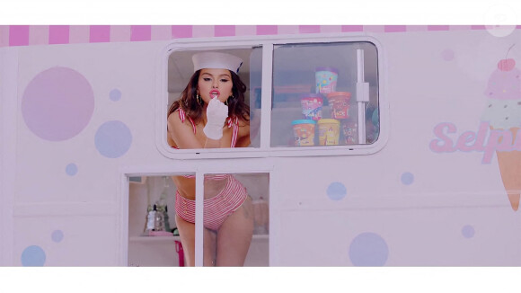 Selena Gomez dans le clip de la chanson "Ice Cream" avec le girlsband Blackpink.