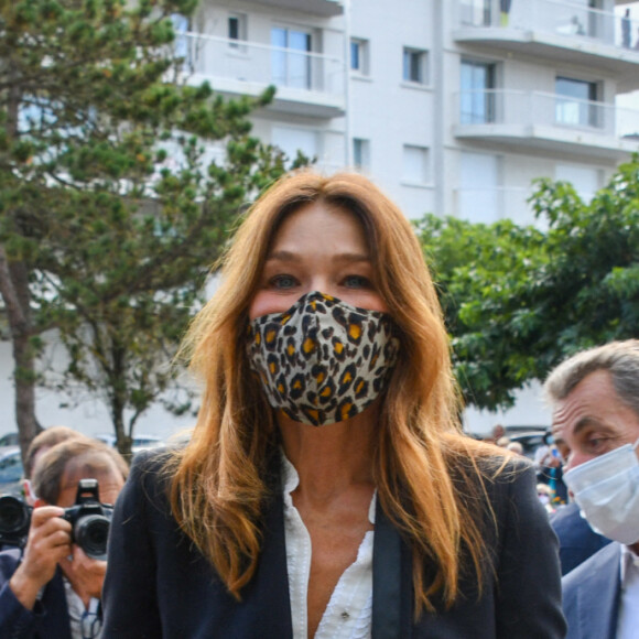 Le maire de La Baule Franck Louvrier, Carla Bruni et son mari Nicolas Sarkozy- Mariage du maire de La Baule, Franck Louvrier (ex-conseiller en communication du Président de la République N.Sarkozy) avec Sophie Jolivet à l'hôtel de Ville de La Baule, France, le 5 septembre 2020. © Sébastien Valiela/Bestimage