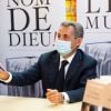 Nicolas Sarkozy dédicace son livre "Le Temps des Tempêtes" à la librairie Filigranes à Bruxelles, le 3 septembre 2020. L'ancien président de la République française porte un masque de protection en raison de l'épidémie de coronavirus (Covid-19).
