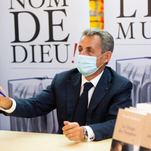 Nicolas Sarkozy dédicace son livre "Le Temps des Tempêtes" à la librairie Filigranes à Bruxelles, le 3 septembre 2020. L'ancien président de la République française porte un masque de protection en raison de l'épidémie de coronavirus (Covid-19).