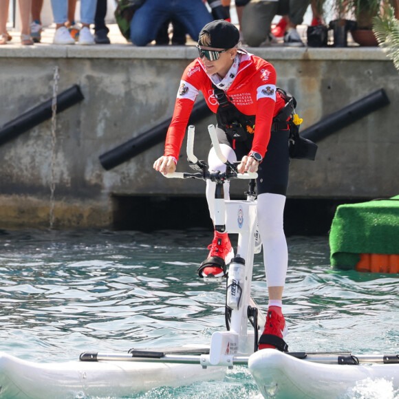La famille princière de Monaco au départ de la 3ème édition de la course "The Crossing : Calvi-Monaco Water Bike Challenge". Ce défi caritatif organisé par la Fondation Princesse Charlène se déroule les 12 et 13 septembre. Deux équipes de quatre athlètes, parmi lesquels la Princesse et son frère Gareth Wittstock, secrétaire général de la fondation, vont se relayer en water bike durant 24h pour relier les 180km qui séparent Calvi de Monaco. Calvi, le 12 septembre 2020. © Olivier Huitel/Pool Monaco/Bestimage