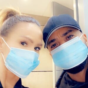 Vitaa et Slimane en route vers Dubaï, portent un masque pour se protéger du coronavirus. Instagram, le 9 février 2020.