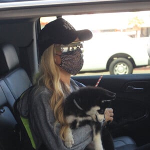 Paris Hilton fait du shopping avec son petit chien dans le quartier de Hollywood à Los Angeles pendant l'épidémie de coronavirus (Covid-19), le 25 août 2020