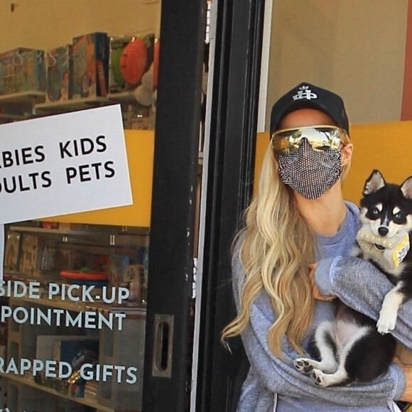 Paris Hilton fait du shopping avec son petit chien dans le quartier de Hollywood à Los Angeles pendant l'épidémie de coronavirus (Covid-19), le 25 août 2020