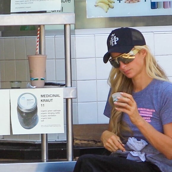 Paris Hilton fait du shopping avec son petit chien dans le quartier de Hollywood à Los Angeles pendant l'épidémie de coronavirus (Covid-19), le 25 août 2020