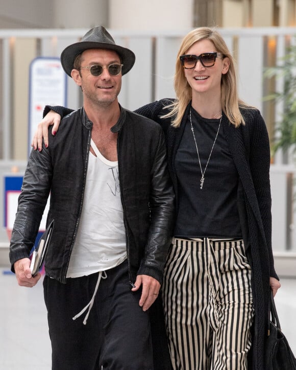 Jude Law et sa femme Phillipa à l'aéroport Gatwick de Londres. Le 15 mai 2019. @Splash News/ABACAPRESS.COM