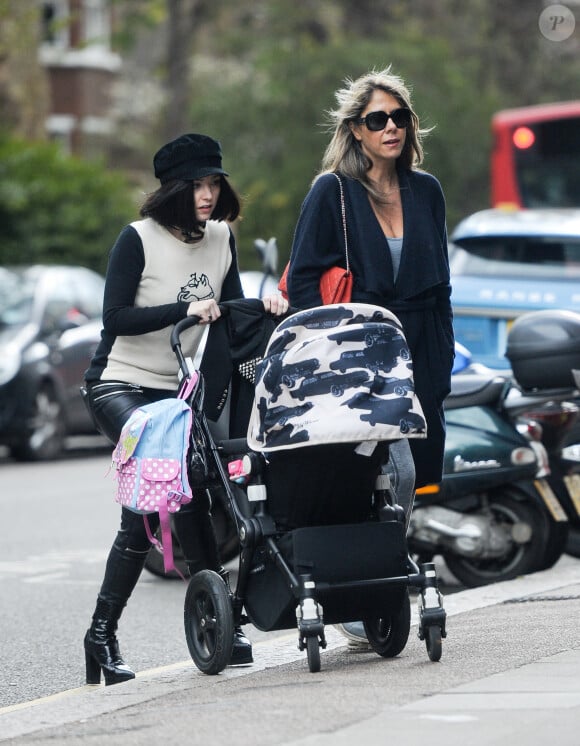 Catherine Harding et Rachel Bourlier - Les 2 ex compagnes de Jude Law se retrouvent pour discuter et se balader dans les rues de Londres, le 26 avril 2016.