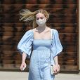 Exclusif - Elle Fanning porte une jolie robe d'été avec un sac Gucci en balade avec sa mère H. Joy Arrington à Los Angeles pendant l'épidémie de coronavirus (Covid-19), le 20 août 2020.
