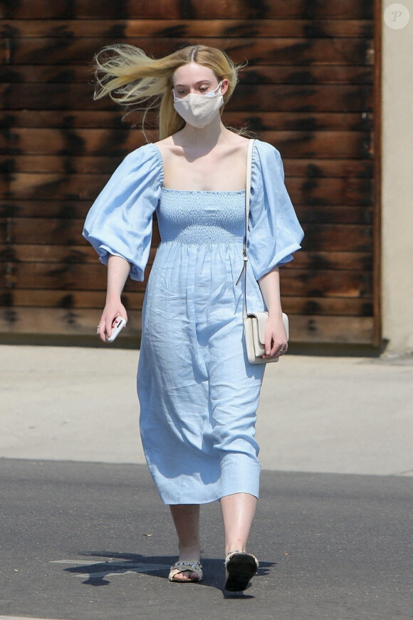 Exclusif - Elle Fanning porte une jolie robe d'été avec un sac Gucci en balade avec sa mère H. Joy Arrington à Los Angeles pendant l'épidémie de coronavirus (Covid-19), le 20 août 2020.