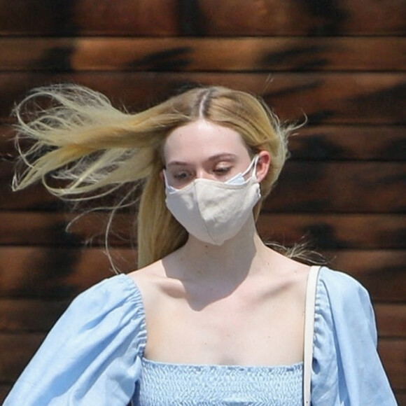 Exclusif - Elle Fanning porte une jolie robe d'été avec un sac Gucci en balade avec sa mère H. Joy Arrington à Los Angeles pendant l'épidémie de coronavirus (Covid-19), le 20 août 2020.