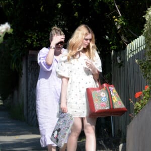 Exclusif - Les soeurs Elle et Dakota Fanning dans la rue à Los Angeles, sans masque de protection, pendant l'épidémie de coronavirus (COVID-19) le 26 avril 2020.
