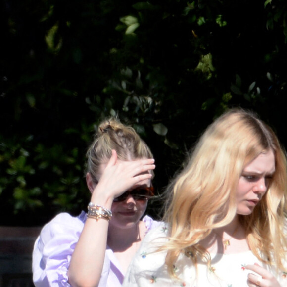 Exclusif - Les soeurs Elle et Dakota Fanning dans la rue à Los Angeles, sans masque de protection, pendant l'épidémie de coronavirus (COVID-19) le 26 avril 2020.