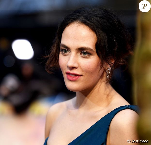 Jessica Brown Findlay - Avant-première du film "Le Cercle littéraire de Guernesey" au cinéma Curzon Mayfair à Londres, Royaume Uni.
