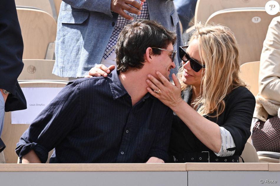 Virginie Efira et Niels Schneider, très amoureux, à Roland-Garros le 8 juin 2019.