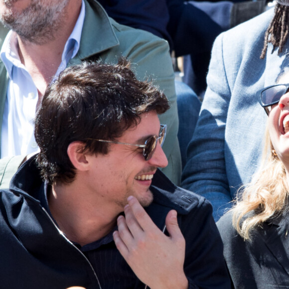 Virginie Efira et son compagnon Niels Schneider - Célébrités dans les tribunes des internationaux de France de tennis de Roland Garros à Paris, France, le 8 juin 2019. © Jacovides / Moreau/Bestimage