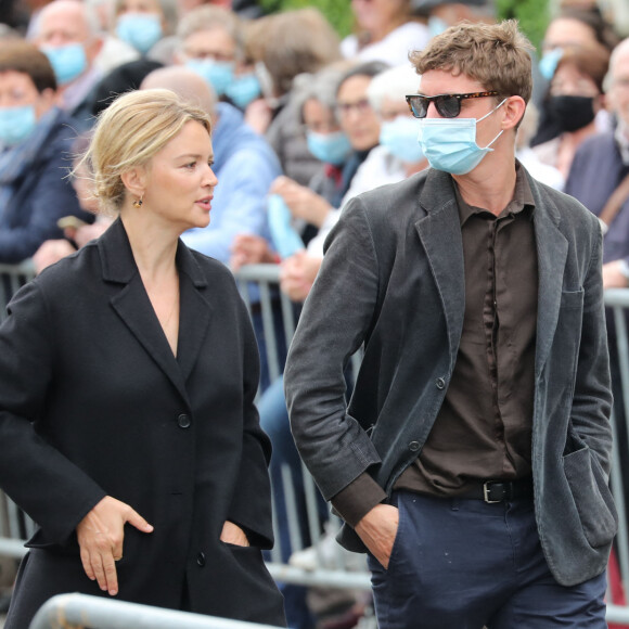 Virginie Efira et son compagnon Niels Schneider - Hommage à Guy Bedos en l'église de Saint-Germain-des-Prés à Paris le 4 juin 2020.  
