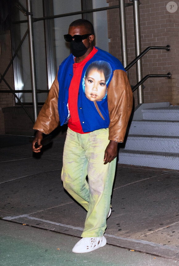 Exclusif - Kanye West porte un blouson teddy à l'effigie de ses filles North West et Chicago West dans les rues de New York, le 20 août 2020.