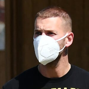 Matt Pokora porte un masque pour se protéger de l'épidémie de Coronavirus (Covid-19) pour faire quelques provisions dans un supermarché à Los Angeles, Californie, Etats-Unis, le 7 juin 2020.