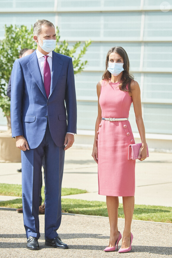 Le roi Felipe VI et la reine Letizia d'Espagne assistent au 125ème anniversaire du journal "Heraldo de Aragon" à Villanueva de Gallego, le 16 septembre 2020.