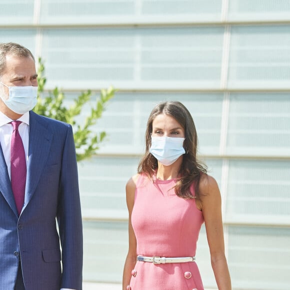 Le roi Felipe VI et la reine Letizia d'Espagne assistent au 125ème anniversaire du journal "Heraldo de Aragon" à Villanueva de Gallego, le 16 septembre 2020.