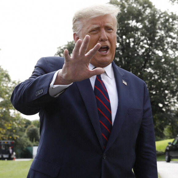 Le président Donald J. Trump dans les jardins de La Maison Blanche à Washington
