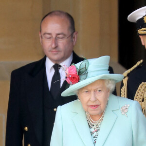 La reine Elisabeth II d'Angleterre remet au capitaine Thomas Moore son titre de chevalier lors d'une cérémonie au château de Windsor, le 17 juillet 2020.