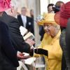 La reine Elizabeth II distribuant le "Maundy" pendant le service Royal Maundy à la chapelle St George en avril 2019