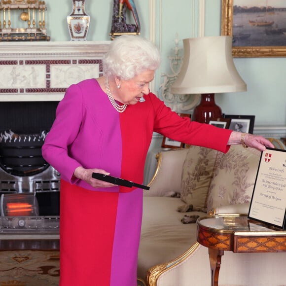 La reine Elisabeth II d'Angleterre se voit remettre la première Médaille d'Ordre en Or par le professeur Mark Compton lors d'une audience au palais de Buckingham à Londres. Le 11 mars 2020 