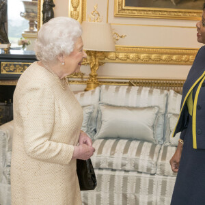 La reine Elisabeth II d'Angleterre en audience avec la gouverneur générale de La Barbade Dame Sandra Mason au château de Windsor. Le 28 mars 2018 