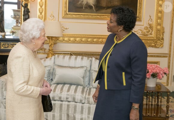 La reine Elisabeth II d'Angleterre en audience avec la gouverneur générale de La Barbade Dame Sandra Mason au château de Windsor. Le 28 mars 2018 