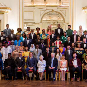 La reine Elisabeth II, le prince Harry, David Beckham et sir John Major avec les 60 gagnants des "Queen's Young Leaders Awards" à Bucckingham Palace. (premier rang de gauche à droite) David Morfaw (Cameroun), Asante Mzungu (Malawi), Olumide Femi Makanjuola (Nigeria), David Beckham, prince Harry, la reine Elisabeth II, sir John Major, Annabelle Xerri (Malte), Jacob Thomas (Australie), Seini Fisi'ihoi (Papouasie-Nouvelle-Guinée), Kartik Sawhney (Inde). (deuxième rang) Kelly Lovell (Canada), Moitshepi Matsheng (Botswana), Rachel Nungu (Tanzanie), Matetsabisa Molapo (Lesotho), Olanrewaju Adeloye (Nigeria), Jessica Dewhurst (Afrique du Sud), Deidra Smith (Belize), Trevis Belle (Saint-Christophe-et-Niévès), Calvin Woo Yoong Shen (Malaysie), Katerina Gavrielidou (Chypre), Alexander Stonyer-Dubinovsky (Australie), Valentino Wichman (Nouvelle-Zélande), Easter Tekafa Niko (Tuvalu), Safaath Ahmed Zahir (Maldives), Mary Siro (Vanuatu). (troisième rang) Christina Giwe (Papouasie-Nouvelle-Guinée), Susan Mueni Waita (Kenya), Imrana Alhaji Buba (Nigeria), Lethabo Ashleigh Letube (Afrique du Sud), Firhaana Bulbulia (Barbade), Tijani Christian (Jamaique), Neha Swain (Inde), Nushelle de Silva (Sri Lanka), Ella Mckenzie (Angleterre), Brad Olsen (Nouvelle-Zélande), Aiona Prescott (Tonga). (quatrième rang) Akzima Elisha Bano (Fidji), Peris Bosire (Kenya), Drucila Meireles (Mozambique), Howard Nelson-Williams (Sierra Leone), Shamelle Rice (Barbade), Ali Dowden (Grenade), Osama Bin Noor (Bangladesh), Mark Jin Quan Cheng (Singapour), Ashleigh Porter-Exley (Angleterre), Unique Harris (Nauru). (cinquième rang) Anayah Phares (Canada), Alex Mativo (Kenya), Deegesh Maywah (Ile Maurice), Angelique Pouponneau (Seychelles), Regis Burton (Antigua-et-Barbuda), Tina Alfred (Dominique), Dillon Ollivierre (Saint-Vincent-et-les-Grenadines), Zainab Bibi (Pakistan), Adam Bradford, (Angleterre), Tabotabo Auatabu (Kiribati), Nolan Salmon Parairua (Iles Salomon). (dernier rang) Oladipupo Ajiroba (Nigeria), Paul-Miki Akpablie (Ghana), Madalo Banda (Malawi), Nancy Sibo (Rwanda), Muhammad Usman Khan (Afghanistan). Londres le 23 juin 2016.