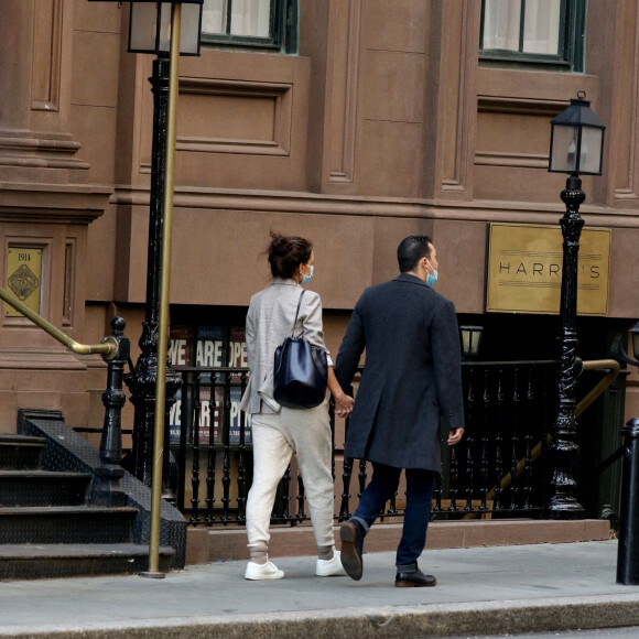 Katie Holmes en sortie avec son compagnon Emilio Vitolo Jr. à New York pendant l'épidémie de coronavirus (Covid-19), le 21 septembre 2020 