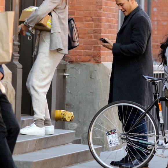 Katie Holmes en sortie avec son compagnon Emilio Vitolo Jr. à New York pendant l'épidémie de coronavirus (Covid-19), le 21 septembre 2020 