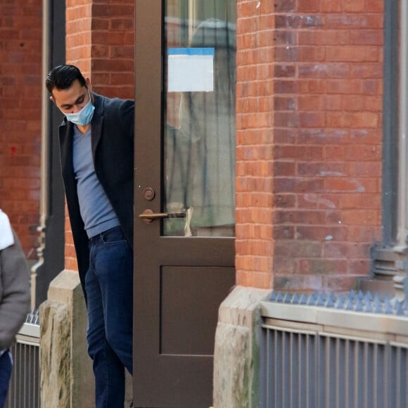 Katie Holmes en sortie avec son compagnon Emilio Vitolo Jr. à New York pendant l'épidémie de coronavirus (Covid-19), le 21 septembre 2020 