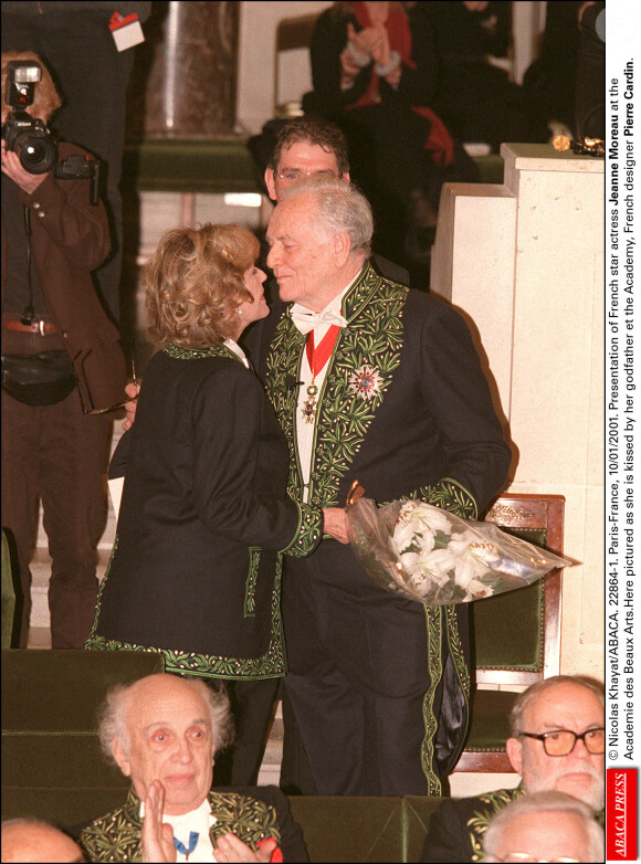Pierre Cardin et Jeanne Moreau à Paris le 11 janvier 2001.