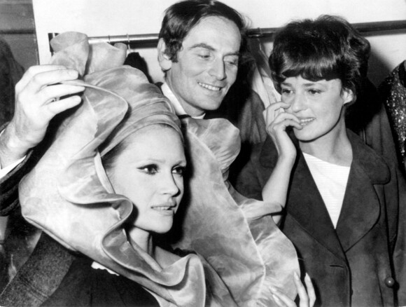 Pierre Cardin et Jeanne Moreau à Paris en 1963.
