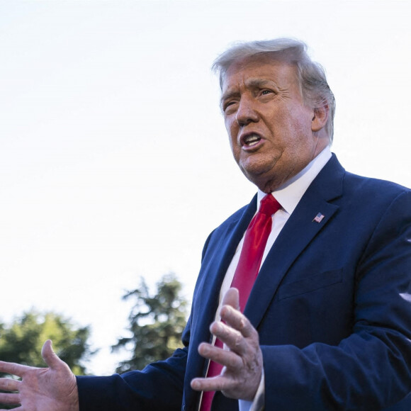 Le président Donald J. Trump discute avec la presse dans les jardins de La Maison Blanche à Washington, DC avant son départ dans l'Ohio, le 21 septembre 2020
