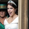 La princesse Eugénie et son mari Jack Brooksbank quittent le château de Windsor après leur mariage à bord d'une Aston Martin le 12 octobre 2018 sous le regard de la duchesse d'York, Sarah Ferguson. 