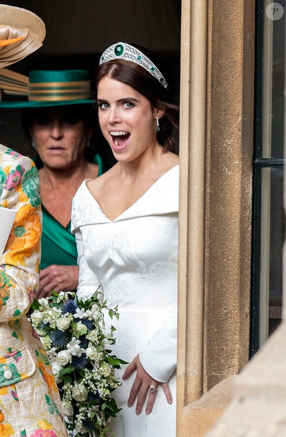 La princesse Eugénie et son mari Jack Brooksbank quittent le château de Windsor après leur mariage à bord d'une Aston Martin le 12 octobre 2018 sous le regard de la duchesse d'York, Sarah Ferguson. 