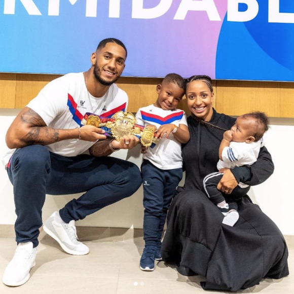 Tony Yoka, sa femme Estelle Yoka Mossely et leurs deux enfants Ali et Magomed (dans les bras d'Estelle) à la veille des combats "La Conquête – Tony Yoka Vs Johann Duhaupas" et Estelle Yoka-Mossely vs Aurélie Froment à Paris La Défense Arena.