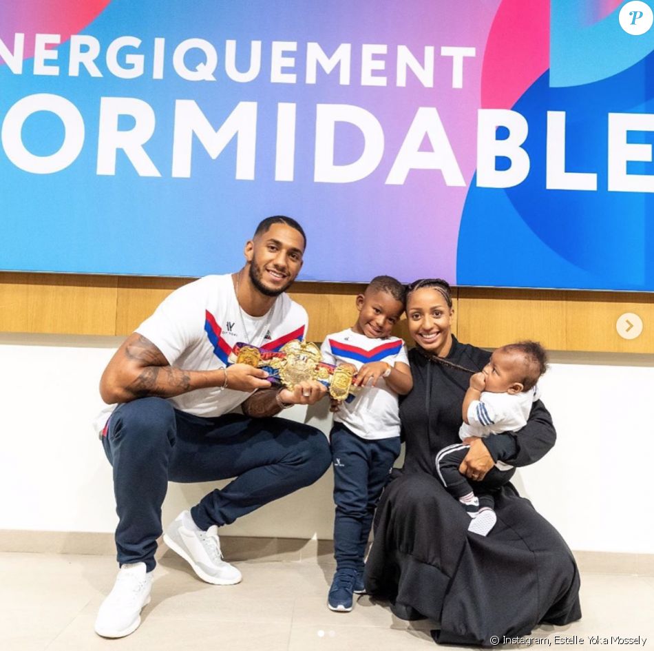 Tony Yoka, sa femme Estelle Yoka Mossely et leurs deux enfants Ali et Magomed (dans les bras d&#039;Estelle) à la veille des combats &quot;La Conquête – Tony Yoka Vs Johann Duhaupas&quot; et Estelle Yoka-Mossely vs Aurélie Froment à Paris La Défense Arena.