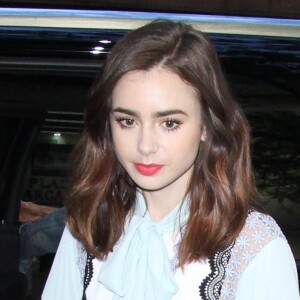 Lily Collins descend d'une voiture à New York, le 26 juin 2017.