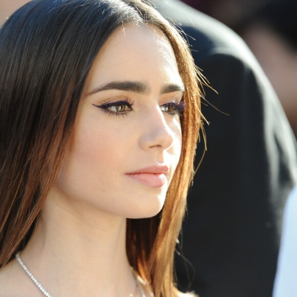 Lily Collins - Montée des marches du film "Okja" lors du 70ème Festival International du Film de Cannes, France, le 19 mai 2017